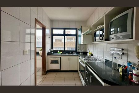 Apartamento à venda com 145m², 4 quartos e 2 vagasCozinha 