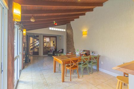 Casa à venda com 423m², 5 quartos e 3 vagas Casa à venda com 423m², 5 quartos e 3 vagasEspaço Gourmet