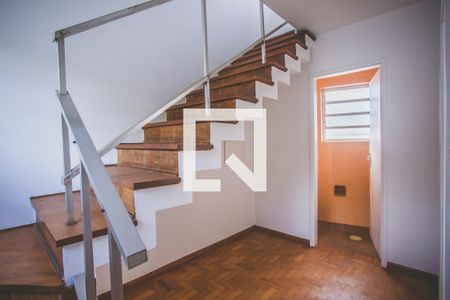 Casa para alugar com 233m², 3 quartos e 2 vagasEscada