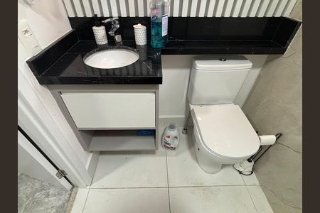 Banheiro de kitnet/studio para alugar com 1 quarto, 21m² em Indianópolis, São Paulo