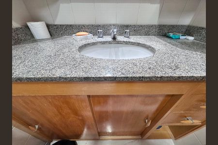 Apartamento à venda com 75m², 2 quartos e 2 vagasBanheiro Social