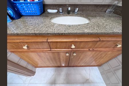 Apartamento à venda com 75m², 2 quartos e 2 vagasSuíte - Banheiro