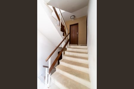 Apartamento à venda com 95m², 3 quartos e 1 vaga Apartamento à venda com 95m², 3 quartos e 1 vagaEscada