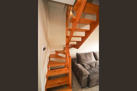 Casa de condomínio à venda com 55m², 2 quartos e 1 vagaEscada