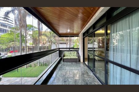 Apartamento à venda com 431m², 4 quartos e 4 vagas Apartamento à venda com 431m², 4 quartos e 4 vagasVaranda