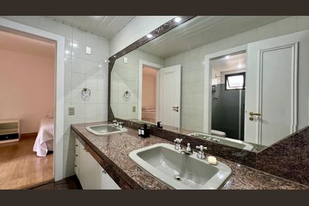 Apartamento à venda com 431m², 4 quartos e 4 vagas Apartamento à venda com 431m², 4 quartos e 4 vagasbanho