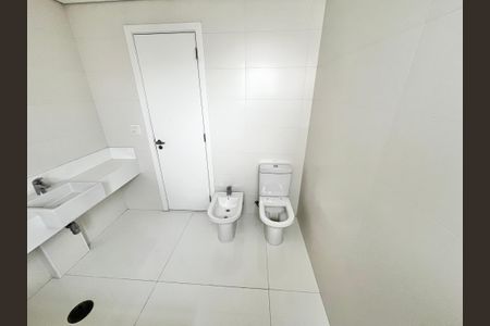 Apartamento à venda com 298m², 4 quartos e 5 vagas Apartamento à venda com 298m², 4 quartos e 5 vagasBanheiro da Suíte 2