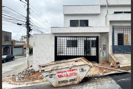 Casa à venda com 90m², 2 quartos e 2 vagas Casa à venda com 90m², 2 quartos e 2 vagasFachada