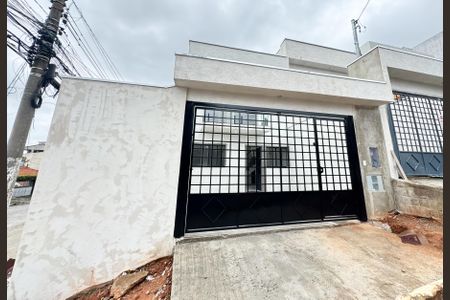 Casa à venda com 90m², 2 quartos e 2 vagas Casa à venda com 90m², 2 quartos e 2 vagasFachada