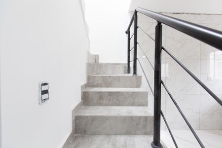 Casa à venda com 90m², 2 quartos e 2 vagas Casa à venda com 90m², 2 quartos e 2 vagasEscada