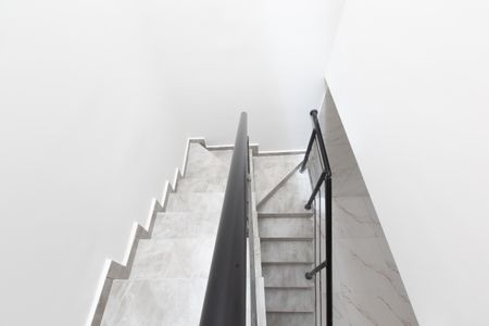 Casa à venda com 90m², 2 quartos e 2 vagas Casa à venda com 90m², 2 quartos e 2 vagasEscada