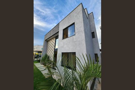 Casa à venda com 220m², 3 quartos e 4 vagas Casa à venda com 220m², 3 quartos e 4 vagasFachada