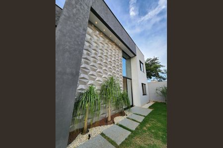 Casa à venda com 220m², 3 quartos e 4 vagas Casa à venda com 220m², 3 quartos e 4 vagasFachada