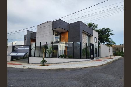 Casa à venda com 220m², 3 quartos e 4 vagas Casa à venda com 220m², 3 quartos e 4 vagasFachada