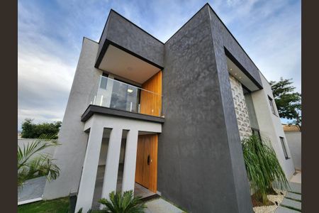 Casa à venda com 220m², 3 quartos e 4 vagas Casa à venda com 220m², 3 quartos e 4 vagasFachada