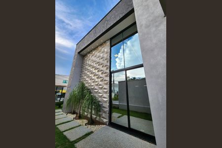 Casa à venda com 220m², 3 quartos e 4 vagas Casa à venda com 220m², 3 quartos e 4 vagasFachada