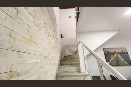 Casa à venda com 250m², 3 quartos e 2 vagas Casa à venda com 250m², 3 quartos e 2 vagasEscada