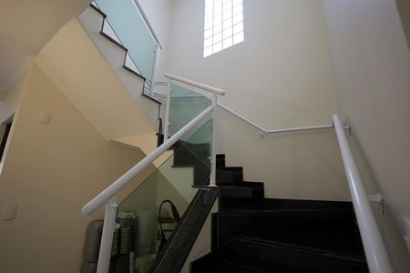 Casa à venda com 190m², 3 quartos e 2 vagasEscada