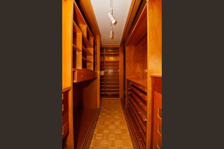 Apartamento à venda com 350m², 3 quartos e 2 vagasCloset da Suíte 1