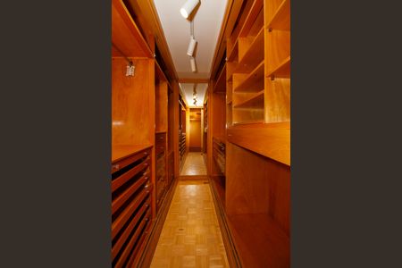 Apartamento à venda com 350m², 3 quartos e 2 vagasCloset da Suíte 1