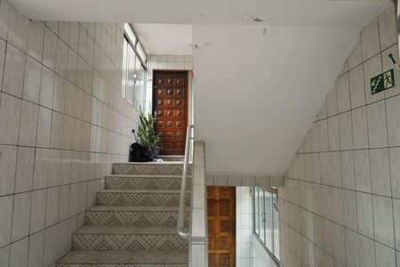 Apartamento para alugar com 56m², 2 quartos e sem vaga Apartamento para alugar com 56m², 2 quartos e sem vagaEscada