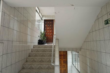 Apartamento para alugar com 56m², 2 quartos e sem vaga Apartamento para alugar com 56m², 2 quartos e sem vagaEscada