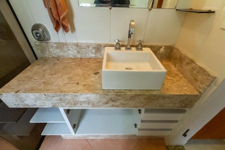 Casa à venda com 215m², 3 quartos e 2 vagasBanheiro da Suíte