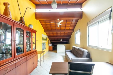 Casa à venda com 215m², 3 quartos e 2 vagasEscritório