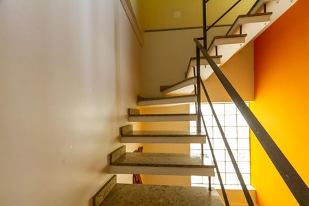 Casa à venda com 215m², 3 quartos e 2 vagasEscada