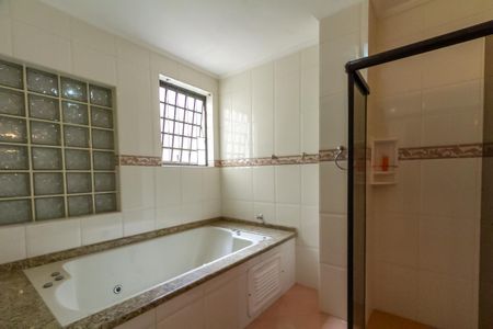 Casa à venda com 215m², 3 quartos e 2 vagasBanheiro da Suíte