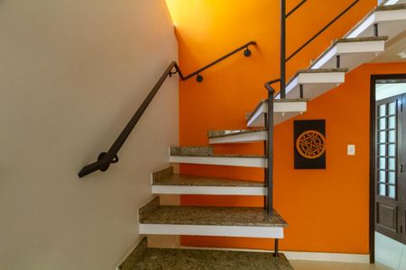 Casa à venda com 215m², 3 quartos e 2 vagasEscada