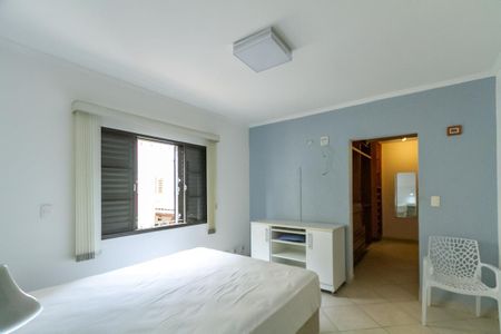 Casa à venda com 215m², 3 quartos e 2 vagasSuíte