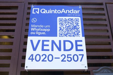 Casa à venda com 168m², 3 quartos e 2 vagasPlaca grande instalada no portão do imóvel - Código da placa VGEF-694
