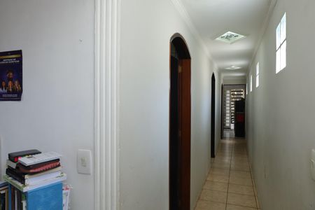 Casa à venda com 168m², 3 quartos e 2 vagasCorredor interno