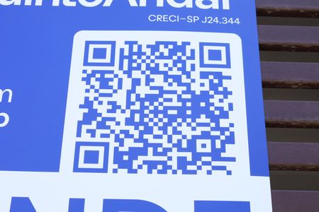 Casa à venda com 168m², 3 quartos e 2 vagasPlaca grande instalada no portão do imóvel - Código da placa VGEF-694