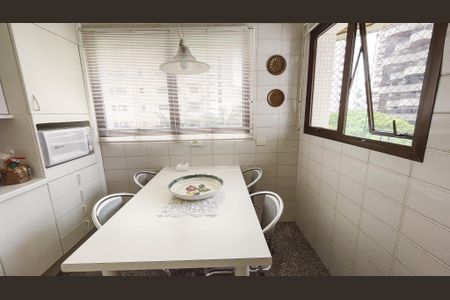 Apartamento à venda com 234m², 5 quartos e 4 vagasCozinha