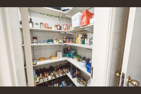 Apartamento à venda com 234m², 5 quartos e 4 vagasDespensa