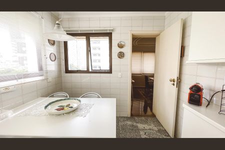 Apartamento à venda com 234m², 5 quartos e 4 vagasCozinha