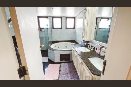 Apartamento à venda com 234m², 5 quartos e 4 vagasBanheiro da Suíte 3