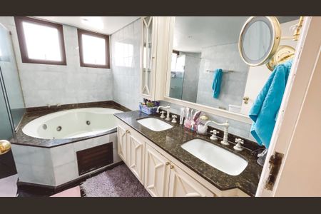 Apartamento à venda com 234m², 5 quartos e 4 vagasBanheiro da Suíte 3