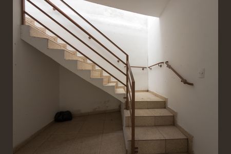 Casa à venda com 140m², 2 quartos e 1 vaga Casa à venda com 140m², 2 quartos e 1 vagaEscadas