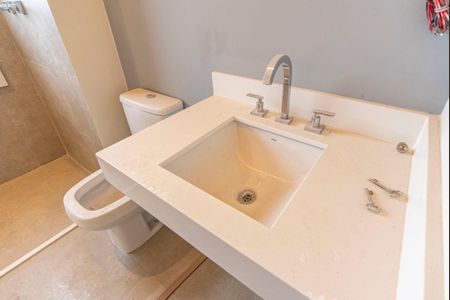 Apartamento à venda com 227m², 3 quartos e 4 vagasBanheiro do Quarto 2