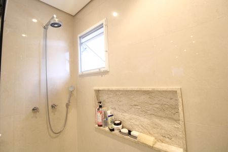 Casa de condomínio à venda com 270m², 3 quartos e 4 vagasBanheiro da suíte 1