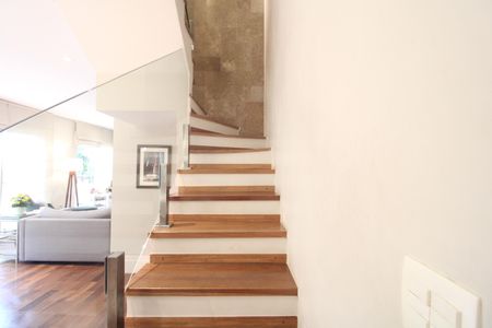 Casa de condomínio à venda com 270m², 3 quartos e 4 vagasEscada