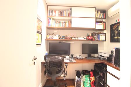 Casa de condomínio à venda com 270m², 3 quartos e 4 vagasEscritório