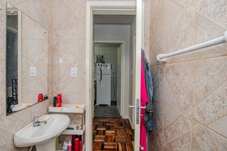 Banheiro de apartamento para alugar com 1 quarto, 50m² em Passo da Areia, Porto Alegre