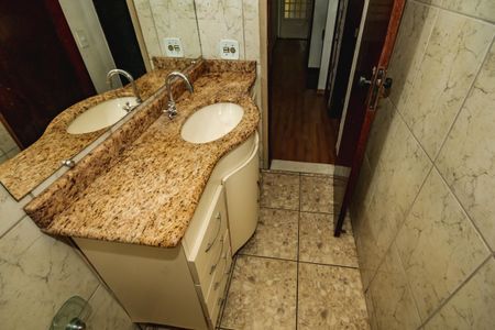 Casa à venda com 282m², 3 quartos e 4 vagasBanheiro Suíte 2