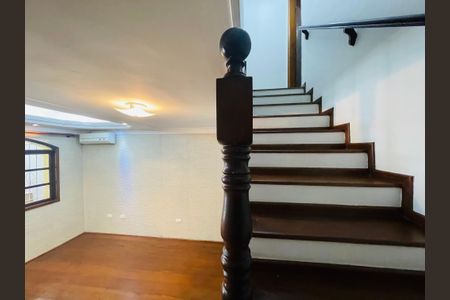 Casa para alugar com 130m², 3 quartos e 1 vaga Casa para alugar com 130m², 3 quartos e 1 vagaEscada