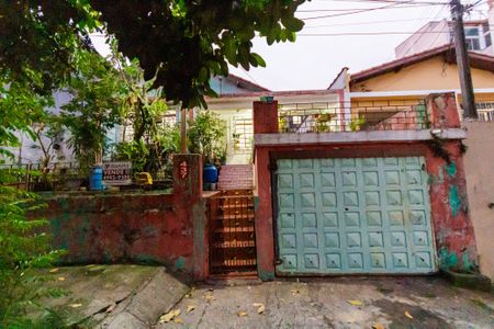 Casa à venda com 200m², 5 quartos e 1 vaga Casa à venda com 200m², 5 quartos e 1 vagaFachada