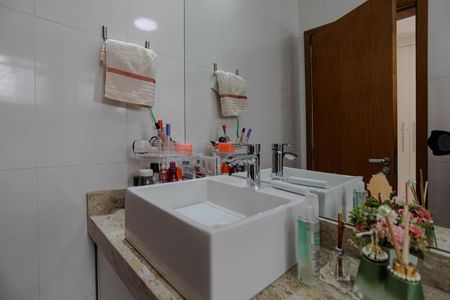 Casa de condomínio para alugar com 240m², 3 quartos e 4 vagas Casa de condomínio para alugar com 240m², 3 quartos e 4 vagasBanheiro da Suíte 1